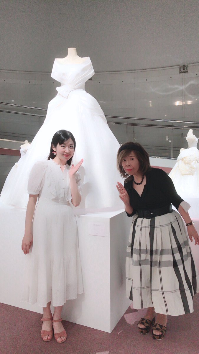 SainaRio's tweet photo. ウェディングドレスブランド”エマリーエ" の展示会へ💖エマ先生がお声かけて下さり、記念撮影💕感激✨

クラシカルで美しいドレスはいつかプライベートで絶対着たい私の憧れ👰🤍✨後頭部のヘアアクセサリー、リボンボンネも必須です🎀🤍

#モデル
#ブライダルモデル
#ウェディングドレス
#エマリーエ https://t.co/jU4OfoXSc6