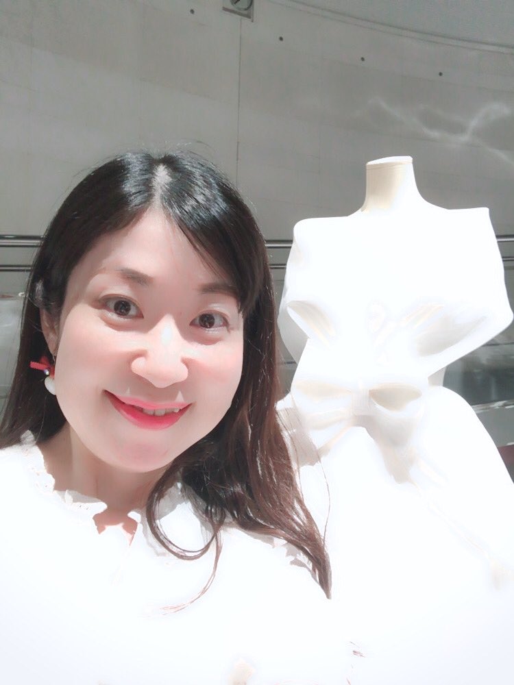 SainaRio's tweet photo. ウェディングドレスブランド”エマリーエ" の展示会へ💖エマ先生がお声かけて下さり、記念撮影💕感激✨

クラシカルで美しいドレスはいつかプライベートで絶対着たい私の憧れ👰🤍✨後頭部のヘアアクセサリー、リボンボンネも必須です🎀🤍

#モデル
#ブライダルモデル
#ウェディングドレス
#エマリーエ https://t.co/jU4OfoXSc6