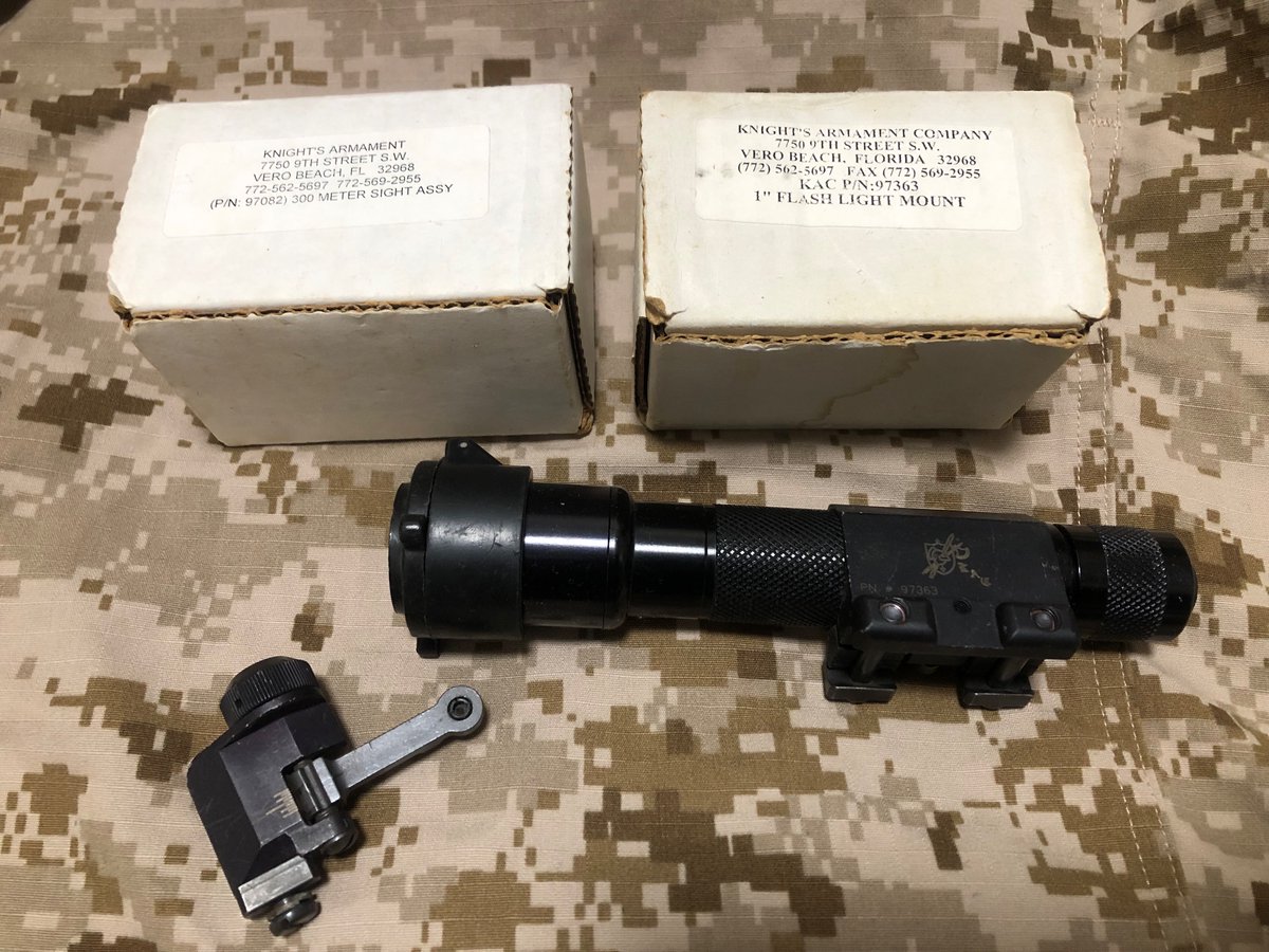 ACOG_M150's tweet photo. おナイツ　90年代VERO BEACHコレクション
98年M4 RIS
99年MP5 RAS（内刻印のみ、外側無し

300mリアサイト、1インチライトマウント
バイポッド/スリングマウント、ストックスリングマウント
電話番号有りレイルカバー
ODレイルカバー
フォアグリップ
#kac
#knightsarmament
#ナイツアーマメント https://t.co/mD8IvoYDU7