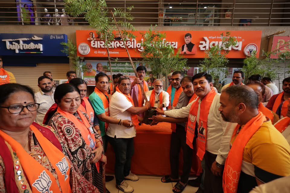 🌿 "હરિયાળી ગાંધીનગર લોકસભા" અભિયાન અંતર્ગત વૃક્ષ વિતરણ કાર્યક્રમ 🌿

આજ રોજ વેજલપુર વિધાનસભાના કાર્યાલય ખાતે ગાંધીનગર લોકસભાના લોકપ્રિય સાંસદ તથા ભારત સરકારના ગૃહ અને સહકાર મંત્રી માન. શ્રી અમિતભાઈ શાહ જી એ"હરિયાળી ગાંધીનગર લોકસભા" અભિયાન ઉપાડ્યું છે જેના સંદર્ભમાં ૬૦૦૦લીમડા