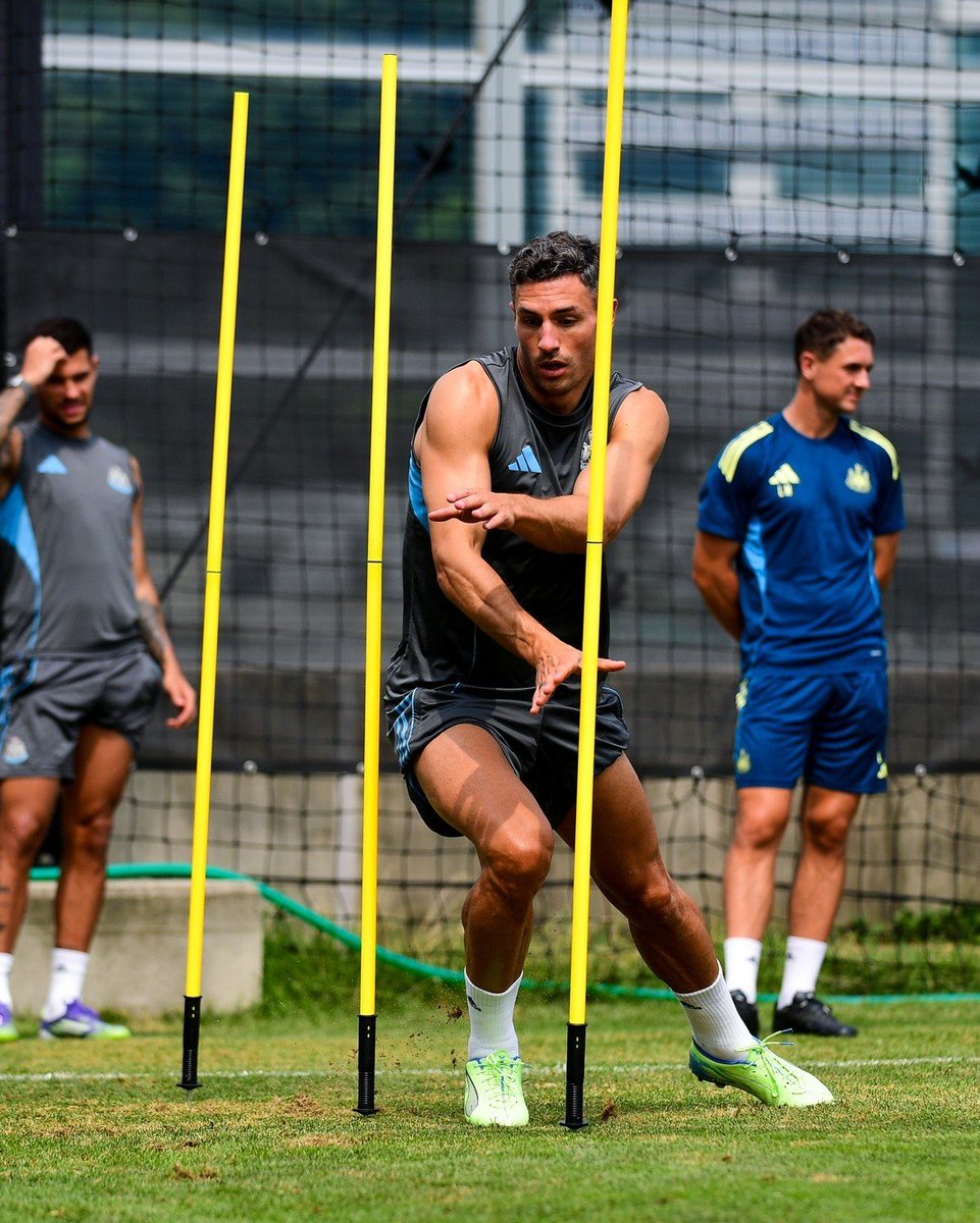 EddiHowe's tweet photo. Training hard. https://t.co/cwrXcUkmMC