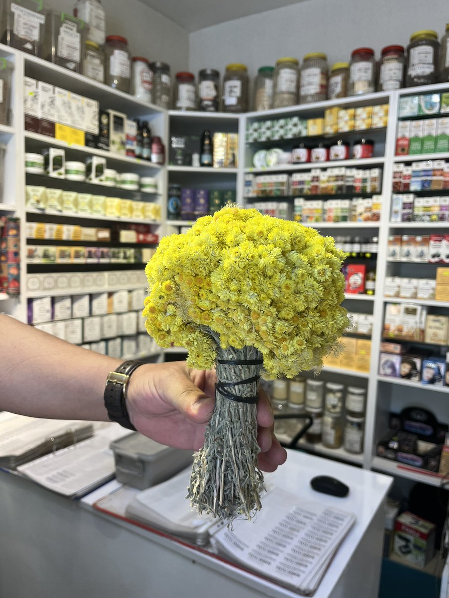 İlk kez gördüm,daha önce gören var mı bilmiyorum,çok hoşuma gitti, Altın otuymuş. 
Amca eliyle tutup bir de böyle çek dedi😄💛