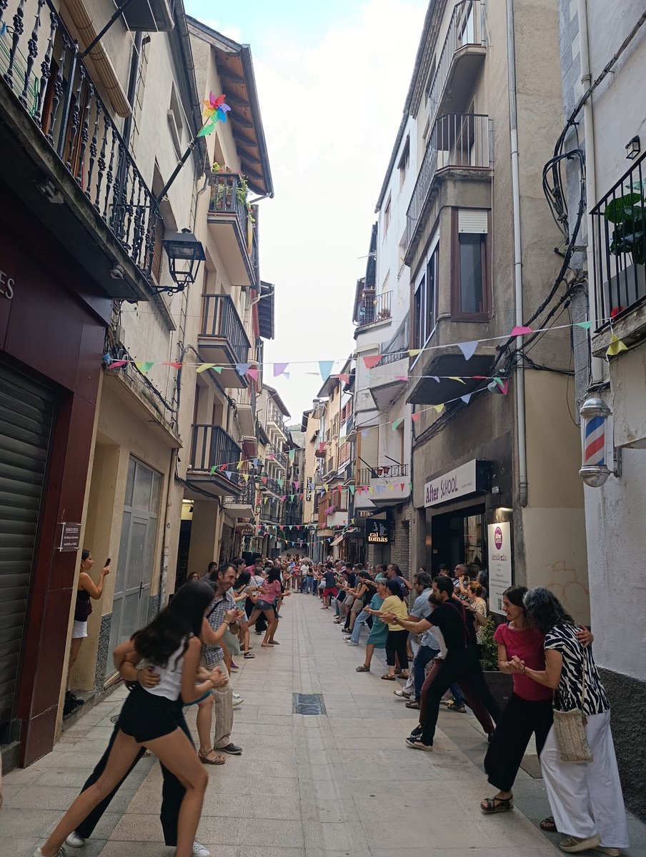 singatalla's tweet photo. Ahir al vespre vam tornar a fer la Ballada Popular de #Rigodons al C/Major de #Sort reunint-nos un total de 60 balladores, en el marc de la Festa Major.
Que d’avui en un any poguem celebrar tal diada! #pallars #Redort https://t.co/ft9a0gkiU0
