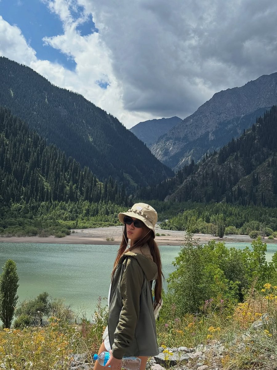 donggeez's tweet photo. Aiah being my bias just makes sense, we both find peace in the beauty of nature 🍃 https://t.co/WEv0BFYJ5m