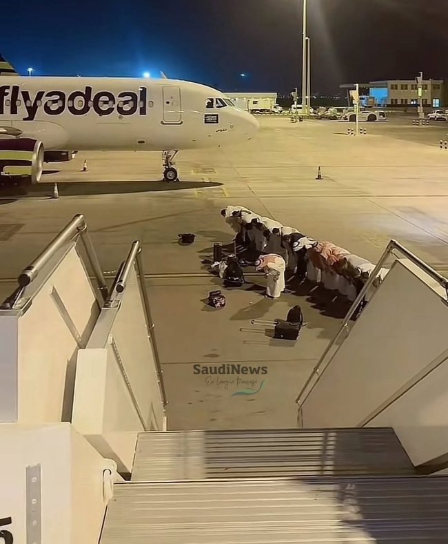 Photo du jour:

Les passagers d'un vol à l'intérieur du Royaume d'#Arabie_Saoudite effectuent la prière sur le tarmac de l'aéroport avant de montée dans l'avion.