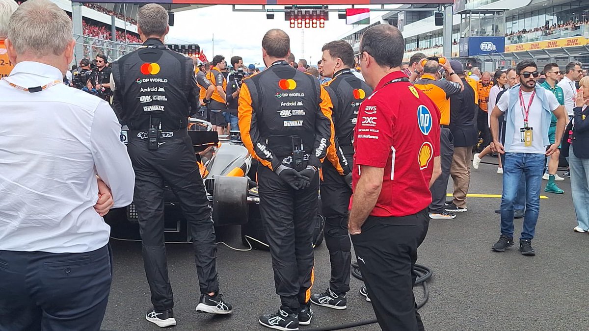 🔴 Loïc Serra (DT Ferrari) en pleine observation sur la grille.

(📸 <a href="/pciccarone/">Paolo Ciccarone</a>)