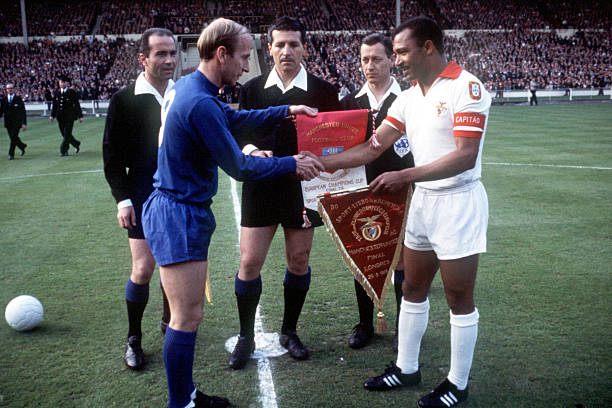 Troca de galhardetes do SL Benfica...

Uma marca da História, tradição, honra e institucionalismo.

Santos FC🇧🇷, 1962.
Arsenal FC🏴󠁧󠁢󠁥󠁮󠁧󠁿, 1971.
AC Milan🇮🇹, 1963.
Manchester United FC🏴󠁧󠁢󠁥󠁮󠁧󠁿, 1968.

🧶👇