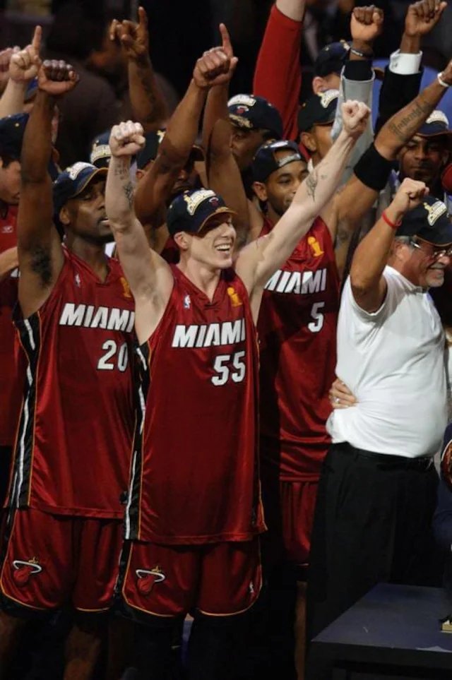 Hace dos décadas se realizó el traspaso más grande de la historia NBA. Cinco equipos para cambiar 13 jugadores. Y en esa movida, Antoine Walker llegó a Miami Heat junto a... Jason Williams. 

Hoy reviviremos el curioso caso del genio llamado Chocolate Blanco. 

¡Abracadabra!