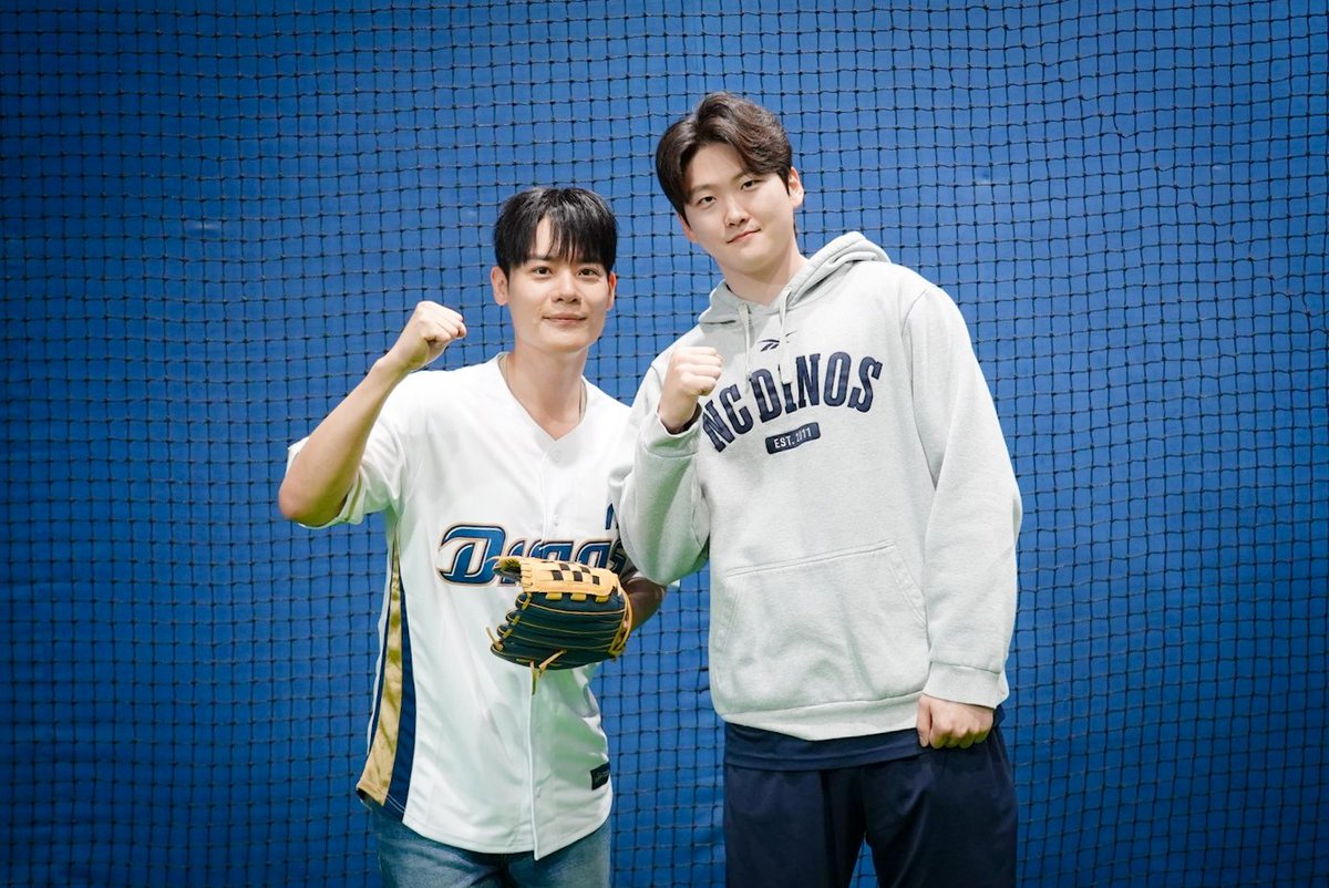 <NC다이노스 vs KT wiz> 프로야구 경기
NC다이노스 승리기원 시구 &amp; 애국가 제창

오늘의 시구자 🦖유단디🦖
단디 옆에 또 다른 단디가..

첫 시구인 만큼 떨렸지만
최선을 다해 시구하였습니다⚾️❤️‍🔥

시구를 무사히 마칠 수 있도록 도와주신
전사민 선수 감사합니다🫶
NC다이노스 응원합니다❗️