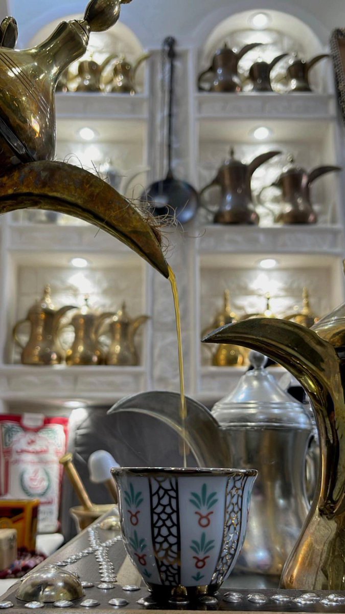 راسي من الهم والتفكير صابه عماس
الهيل والبن الاشقر ما قطع خرمته

محتاج لي خايعٍ ممطور ما فيه ناس
اقعد مع النفس واسوي لها فرمته