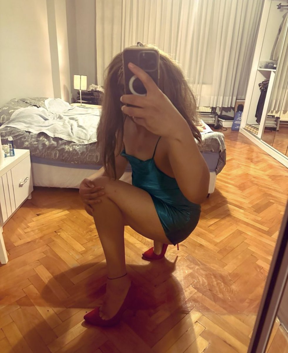 Kadının en doğal çekiciliği, özgüveniyle birleştiğinde adeta bir sanat eserine dönüşür Bu zarif duruş, feminen gücün ve baştan çıkarıcılığın kusursuz bir yansıması. Libidonu ateşleyecek bu anı kaçırma

Vitrinin bir başka güzelliği 

<a href="/sareh_demir/">Sareh Demir</a>