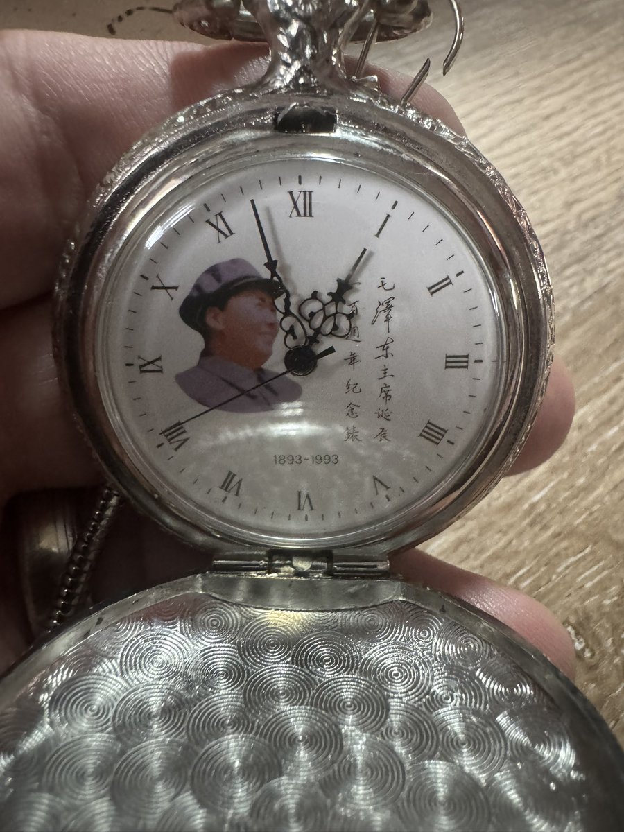 Now this is quite odd it's old but in mint condition was sealed in a package it's some sort of Chinese rememberance watch🤔