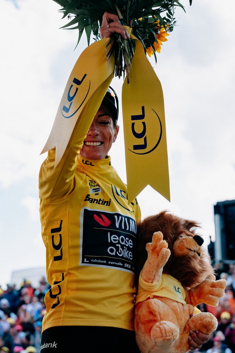 Maillot Jaune LCL (@maillotjaunelcl) on Twitter photo 𝗟𝗔 𝗦𝗧𝗔𝗧 💛
Pauline Ferrand-Prévot est la 1ère Française à enfiler le Maillot Jaune du <a href="/LeTourFemmes/">Le Tour de France Femmes avec Zwift</a> 💛
🇫🇷 En tenant compte du Tour de France Féminin des années 80, elle est la première Française à le porter depuis la dernière victoire de Jeannie Longo le 23 juillet 1989. 𝗟𝗔 𝗦𝗧𝗔𝗧 💛
Pauline Ferrand-Prévot est la 1ère Française à enfiler le Maillot Jaune du <a href="/LeTourFemmes/">Le Tour de France Femmes avec Zwift</a> 💛
🇫🇷 En tenant compte du Tour de France Féminin des années 80, elle est la première Française à le porter depuis la dernière victoire de Jeannie Longo le 23 juillet 1989.