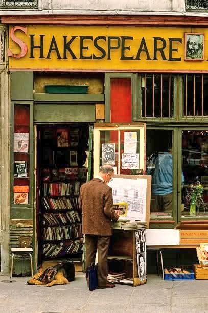 📸 Frédéric Soltan. 
Shakespeare and Company Bookstore, rue de la Bûcherie 
1987. Paris 5e Quartier Latin