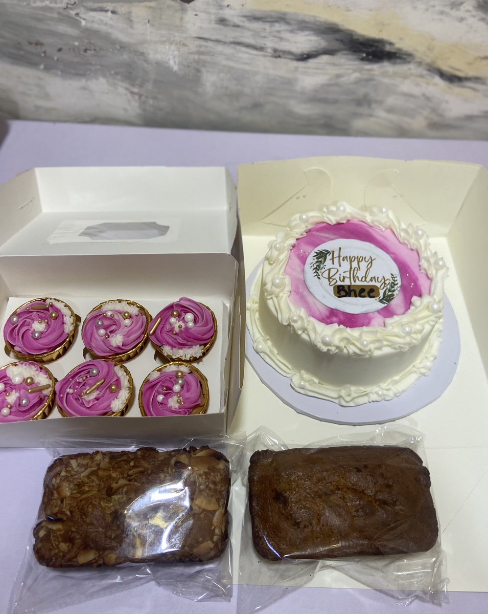 _giftieee's tweet photo. 30,000 Birthday Package
Size 7 cake
6 cupcakes 
2 regular size bananabread 

#BBNaija #lagos https://t.co/M3WUtmffOv