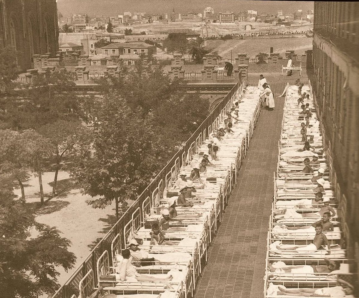 #MIRONEWS 1946, solárium del Hospital de San Rafael en Madrid. El SOL es esencial en la recuperación de pacientes por la síntesis de vitamina D. Encerrarlos meses sin ver el SOL los enferma aunque estuvieran bien. Esto lo sabían cuando los Rochefeller no estaban aquí. Un aullido.