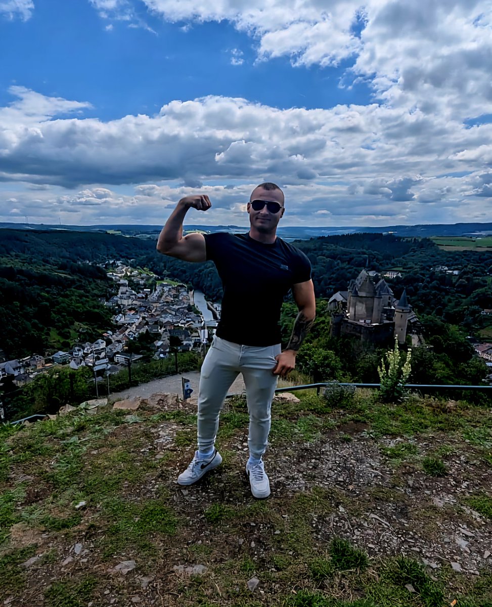 MasterCharlie26's tweet image. On Top of The World! 💪