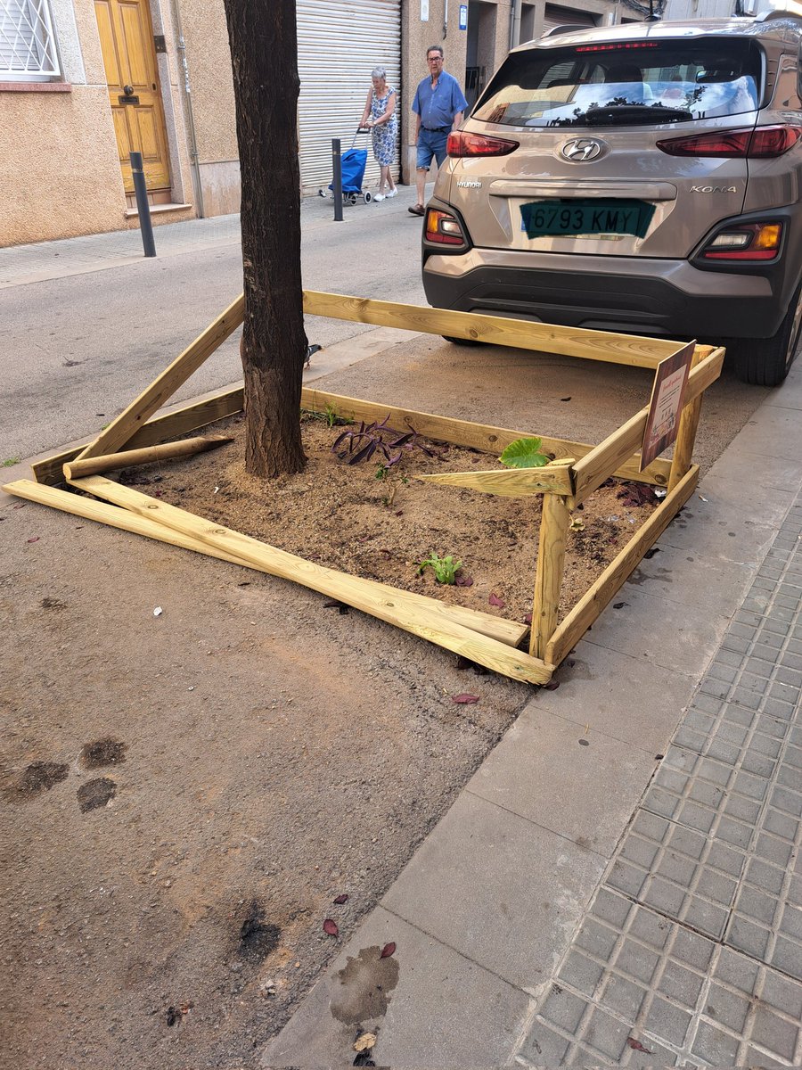 jacosta4's tweet photo. No hace ni una semana que pusieron las maderas en este parterre de Carles Altés y ya se lo han cargado.
Una vergüenza el poco civismo y poca conciencia que hay de cuidar las cosas..... luego nos quejamos!!!
@ViladecansTweet @SanchezAnselmo @OlgaMoralesSeg1 https://t.co/vUAsbI9aGQ