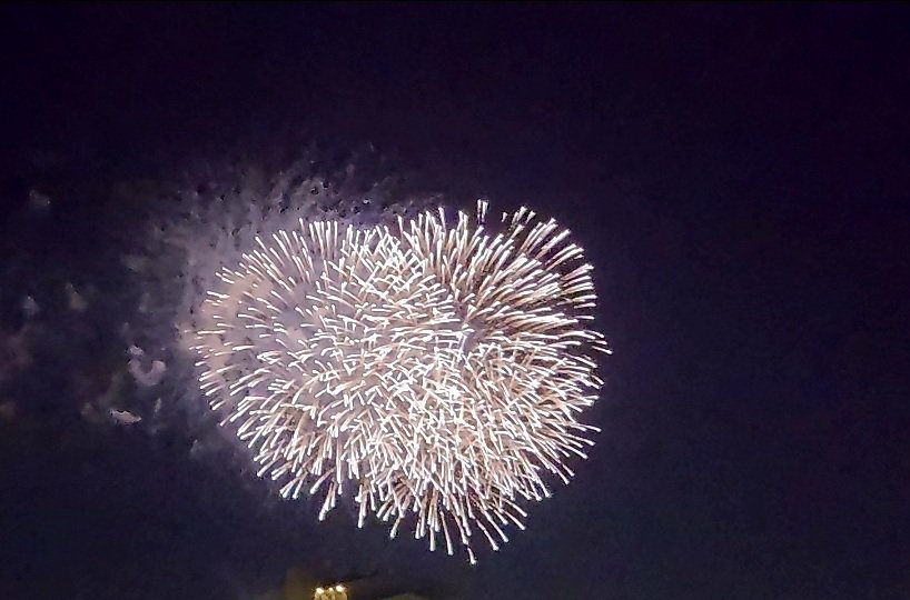 通りすがりの今年初花火
15分くらいで終わった小さな花火大会だけど花火っていいね😊
ハナビトルノムツカシイネ