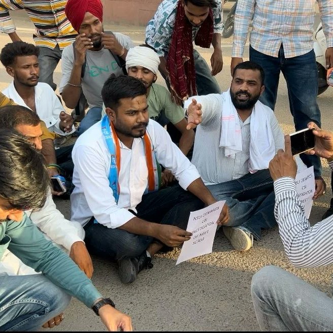 Rohit Jawa (@rohitjawa12) on Twitter photo भाजपा को युवाओं की नहीं,
उनके वोटों की चिंता है।
छात्रसंघ चुनाव पर रोक इसका सबसे बड़ा सबूत है।
#NSUI_मांगे_छात्रसंघ_चुनाव
<a href="/VinodJakharIN/">VINOD JAKHAR</a> भाजपा को युवाओं की नहीं,
उनके वोटों की चिंता है।
छात्रसंघ चुनाव पर रोक इसका सबसे बड़ा सबूत है।
#NSUI_मांगे_छात्रसंघ_चुनाव
<a href="/VinodJakharIN/">VINOD JAKHAR</a>