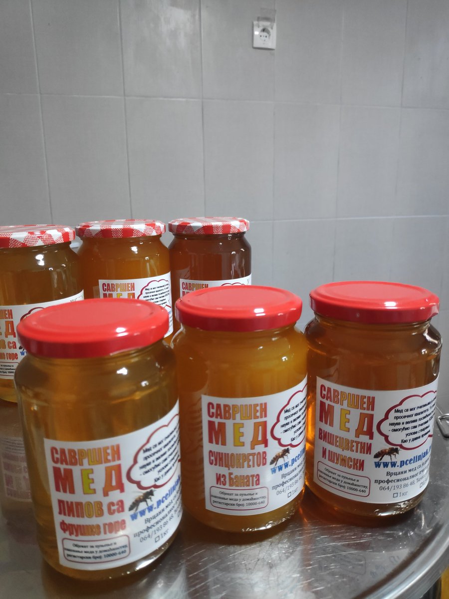 EkoloskiMed's tweet image. Овогодишњи мед у теглама од пола килограма. Вишецветни - шумски мед и липов мед су 1500 динара за 0.5 килограма, сунцокретов мед је 1000 динара за 0.5 килограма. #Med #Pčele #Magija #Umetnost #Poezija