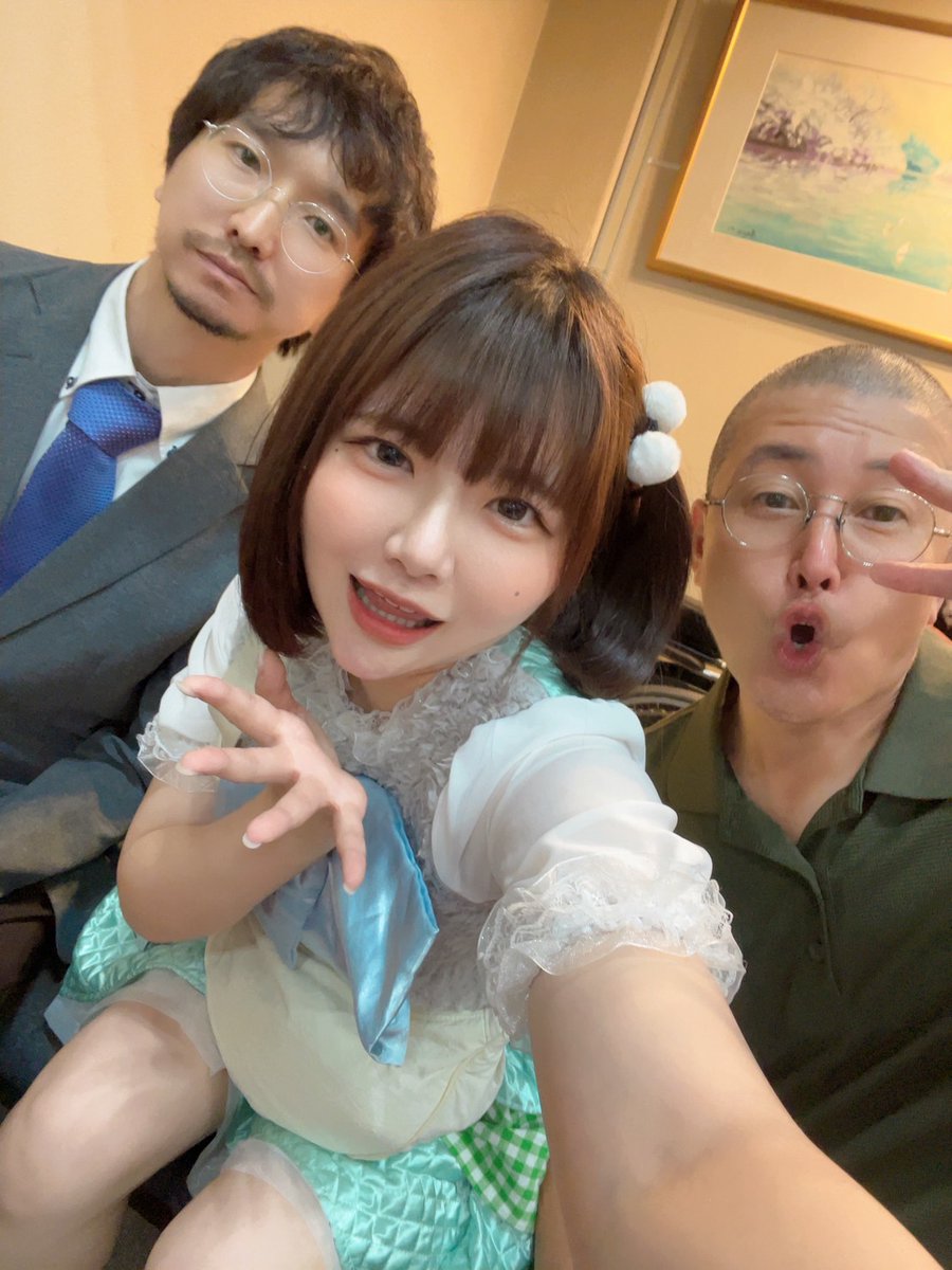8.3
「とかいのけむり」
ステージの上では相方だけが心の頼りで、不安や心配や恐怖が湧きそうでも相方の眼差しや声が助けてくれる
台詞を間違えないように！で頭が一杯でお客さんの反応を見る余裕もないけれど
終わってホッとする瞬間を共有できるのも相方だけ
一人ならこんなこと出来なかった。