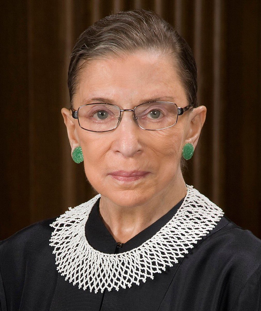 La mujer que cambió la ley sin alzar la voz.

Ruth Bader Ginsburg no gritó.  
No buscó aplausos.  
No necesitó escándalos.  

Con inteligencia y tenacidad, transformó la historia legal de EE.UU.  

Este es el legado de una jueza imparable: 🧵 👩🏻‍⚖️