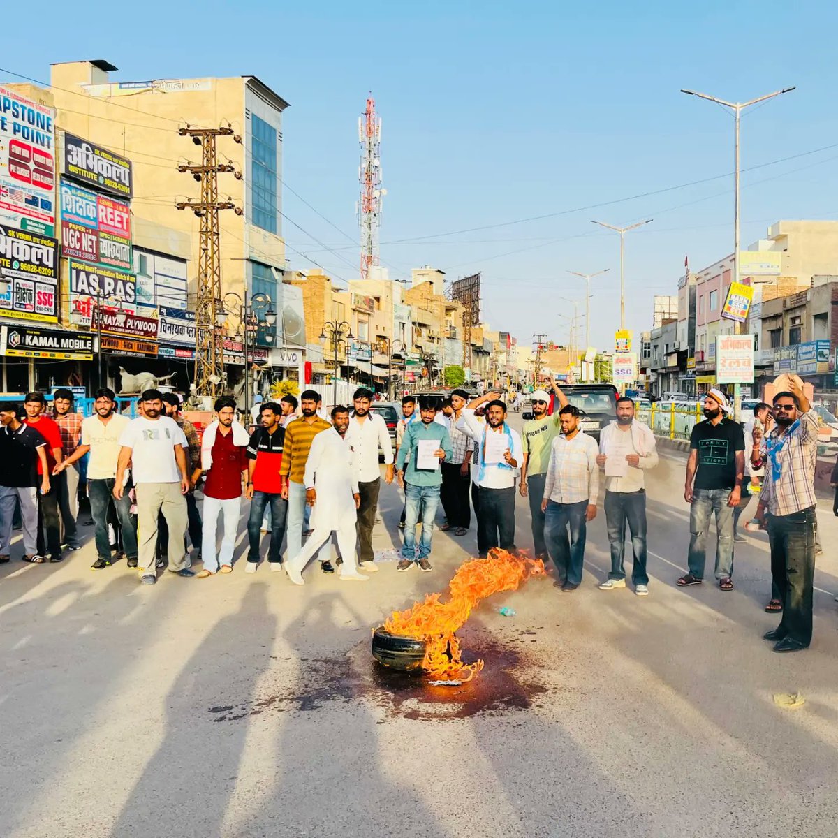 Rohit Jawa (@rohitjawa12) on Twitter photo शांत रहना अब गुनाह है।
अपने अधिकारों के लिए
अब सड़कों पर उतरना होगा।
विनोद जाखड़ यही अलख जगा रहे हैं।
#NSUI_मांगे_छात्रसंघ_चुनाव
<a href="/VinodJakharIN/">VINOD JAKHAR</a>
<a href="/AbhimanyuP00NIA/">Abhimanyu Poonia</a> शांत रहना अब गुनाह है।
अपने अधिकारों के लिए
अब सड़कों पर उतरना होगा।
विनोद जाखड़ यही अलख जगा रहे हैं।
#NSUI_मांगे_छात्रसंघ_चुनाव
<a href="/VinodJakharIN/">VINOD JAKHAR</a>
<a href="/AbhimanyuP00NIA/">Abhimanyu Poonia</a>