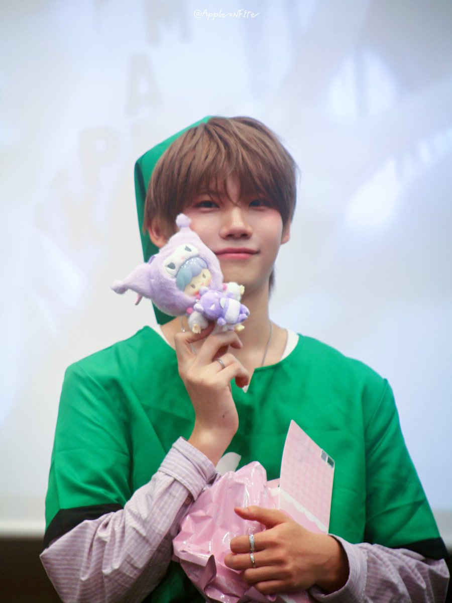 AppleonFire tweet media