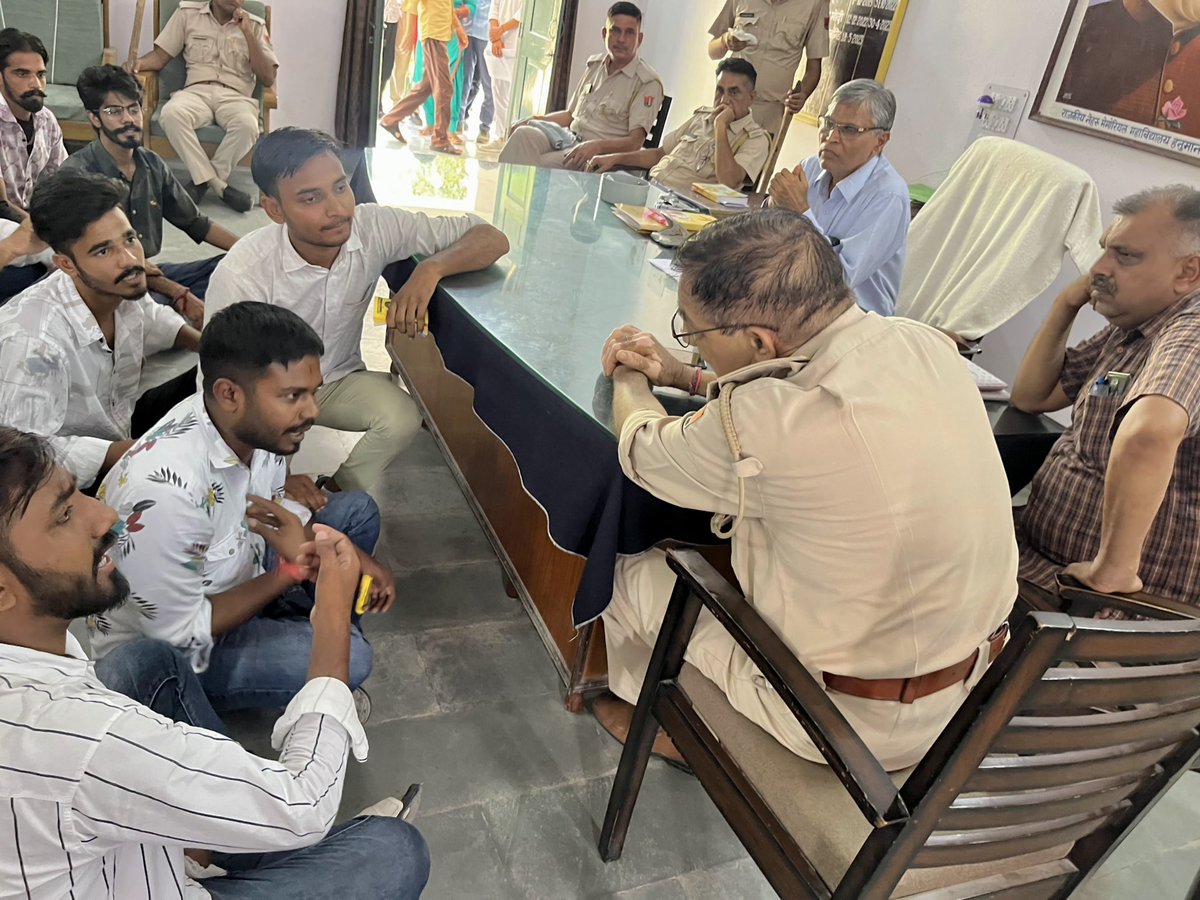 Rohit Jawa (@rohitjawa12) on Twitter photo राजनीति की पाठशाला कॉलेज से शुरू होती है।
जब चुनाव नहीं होंगे,
तो छात्र नेता कहाँ से आएंगे?
#NSUI_मांगे_छात्रसंघ_चुनाव
<a href="/AbhimanyuP00NIA/">Abhimanyu Poonia</a>
<a href="/VinodJakharIN/">VINOD JAKHAR</a> राजनीति की पाठशाला कॉलेज से शुरू होती है।
जब चुनाव नहीं होंगे,
तो छात्र नेता कहाँ से आएंगे?
#NSUI_मांगे_छात्रसंघ_चुनाव
<a href="/AbhimanyuP00NIA/">Abhimanyu Poonia</a>
<a href="/VinodJakharIN/">VINOD JAKHAR</a>