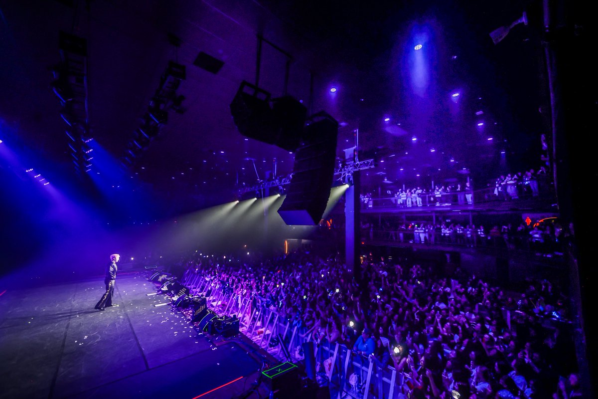 kin.stage tweet media