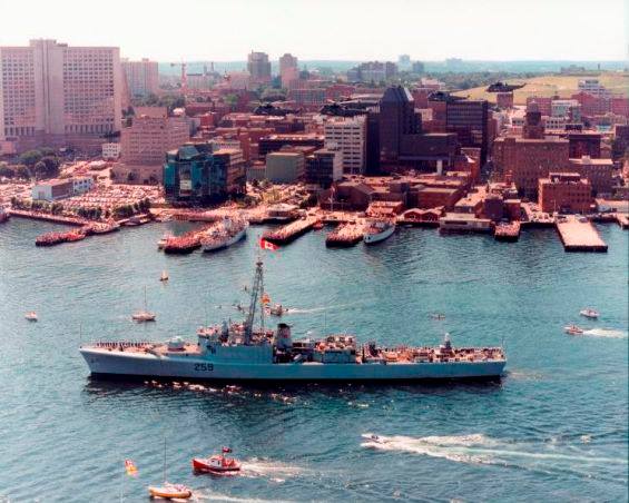 Canada answered the call. 🌊⚓

On Aug 2, 1990, Iraq invaded Kuwait. Just weeks later, HMCS Terra Nova joined a Canadian naval task force headed for the Gulf, backing a growing international coalition.

📸 Terra Nova departs Halifax, Aug 24, 1990
\#GulfWar #CWMCollections