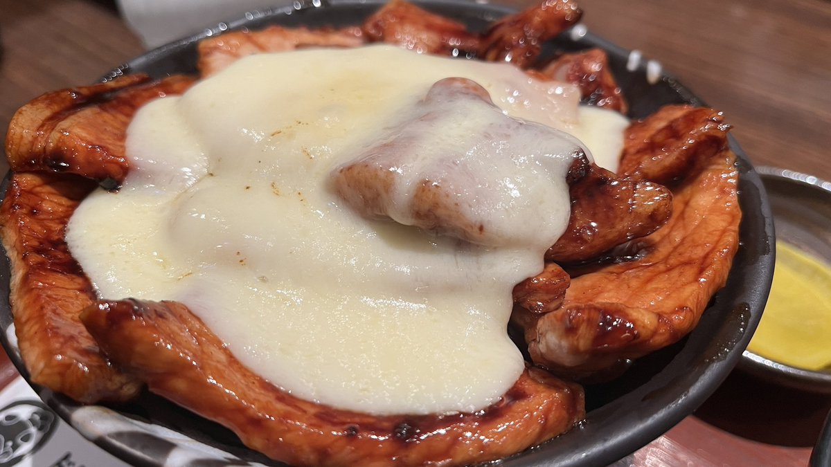 これは一昨日北海道から帰る直前に食べた
炙りチーズ豚丼 