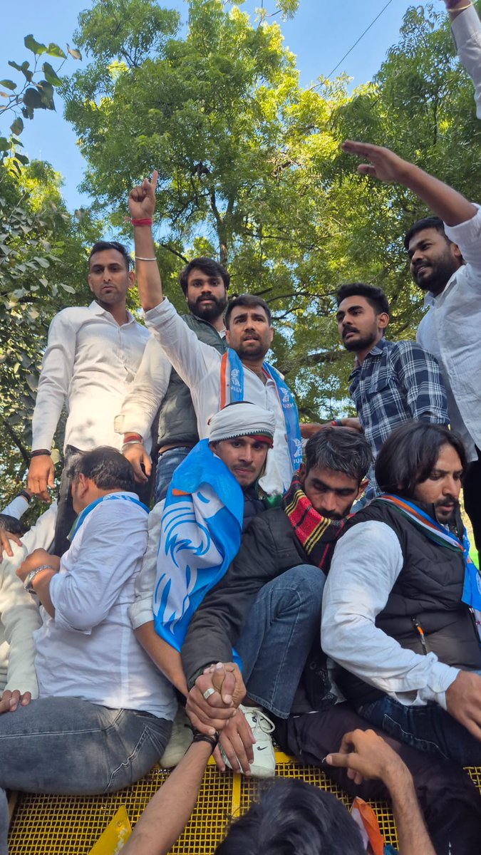 कभी पर्ची, कभी बहाने,
कभी चुप्पी…
सरकार हर बार लोकतंत्र को टालने की कोशिश कर रही है।
लेकिन इस बार छात्र नहीं रुकेंगे।
#NSUI_मांगे_छात्रसंघ_चुनाव 
<a href="/AbhimanyuP00NIA/">Abhimanyu Poonia</a> 
<a href="/VinodJakharIN/">VINOD JAKHAR</a> 
<a href="/nsui/">NSUI</a>