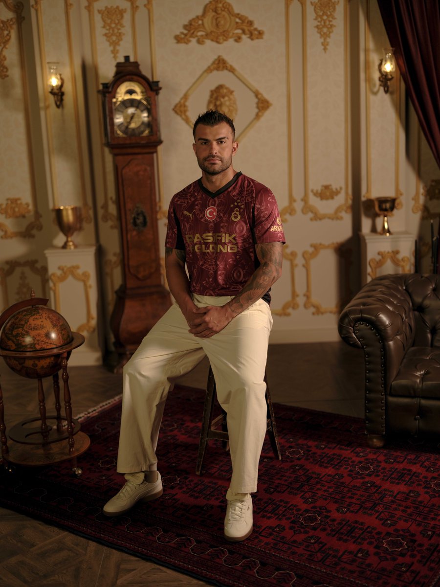 GalatasaraySK's tweet photo. Mekteb-i Sultani şıklığı. 

🛒 Satın almak için 👉 https://t.co/EjGtZc2kKA https://t.co/rTJiuY8iCm