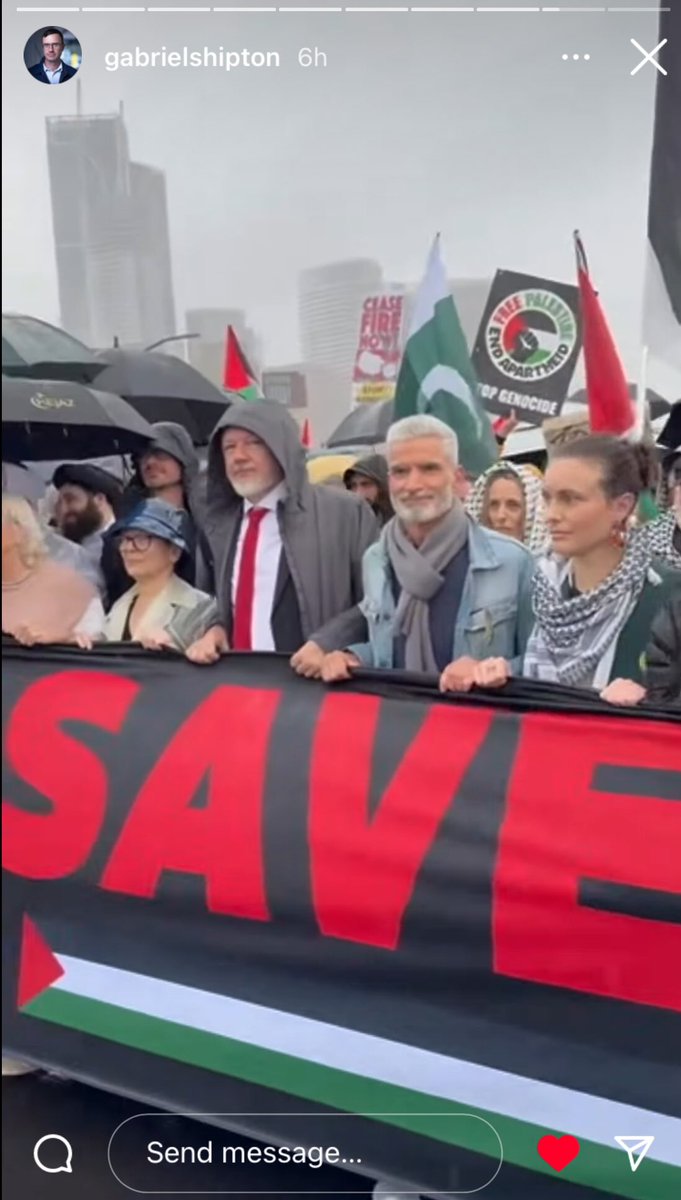 Julian #Assange spotted marching across Sydney Harbor Bridge for Palestine. ♥️ ✊ 🕊️ 

Loving seeing him free and continuing the fight for liberty and peace.

<a href="/GabrielShipton/">Gabriel Shipton</a> 

instagram.com/stories/gabrie…