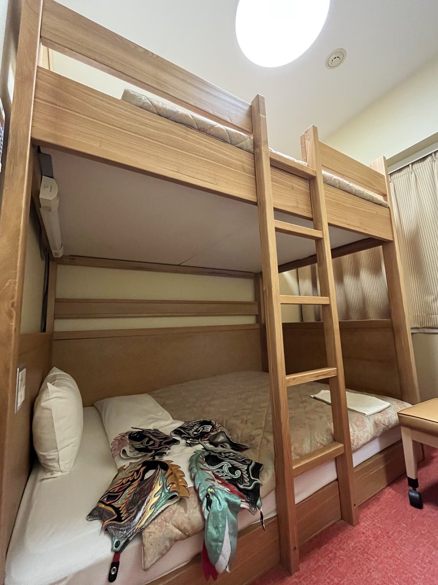 1人部屋に2段ベッド。 無駄にテンション上がるやつ。 あえて、上いっ 
