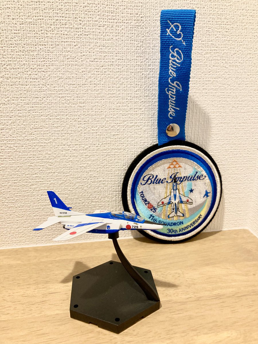 emsr_blue's tweet photo. 【ブルーインパルス　1番機】
飛行隊長が搭乗するブルーインパルスの司令塔。
常に先導飛行し、他機を統率する絶対的存在で、カリスマ性抜群なブルーインパルスの顔。
#ブルーインパルス
#航空自衛隊 https://t.co/VhaGLpU3KB