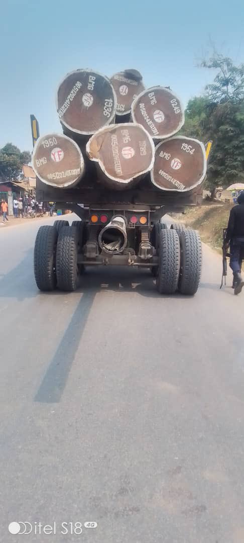 KongoMediaRDC's tweet photo. Le numéro un de la police au Kongo Central, le commissaire divisionnaire adjoint Bertin Yawe Sumanda, récemment affecté dans la province, n’a pas survécu au terrible accident survenu ce dimanche 3 août à #Kimpese, dans le territoire de Songololo. @KongoMediaRDC https://t.co/q0MUoYjaQI