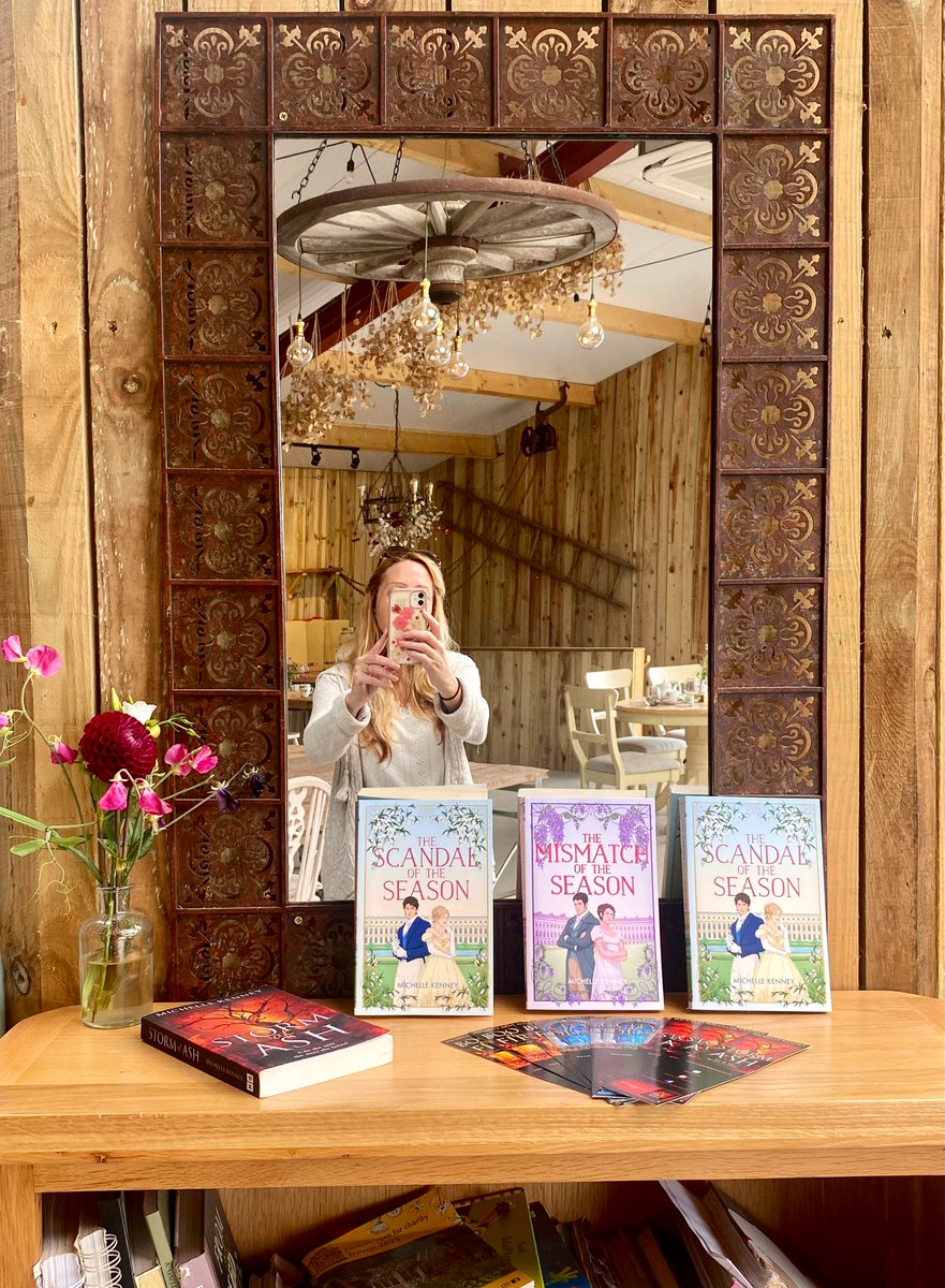 Tysm @ameliasflowerfarm, brilliant to see my books in the wild - plus flowers and books are the very best combination! 📚🌺