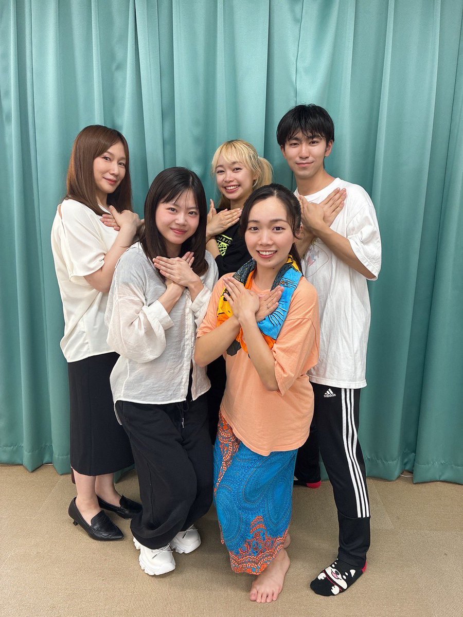 #スタァ誕生 稽古

やっと撮れたこのメンバー！
大手芸能事務所 役のメンバーで
これがエンジェリーナポーズです🪽
以後お見知り置きを
#イマノカゲキ
#エンジェリーナ