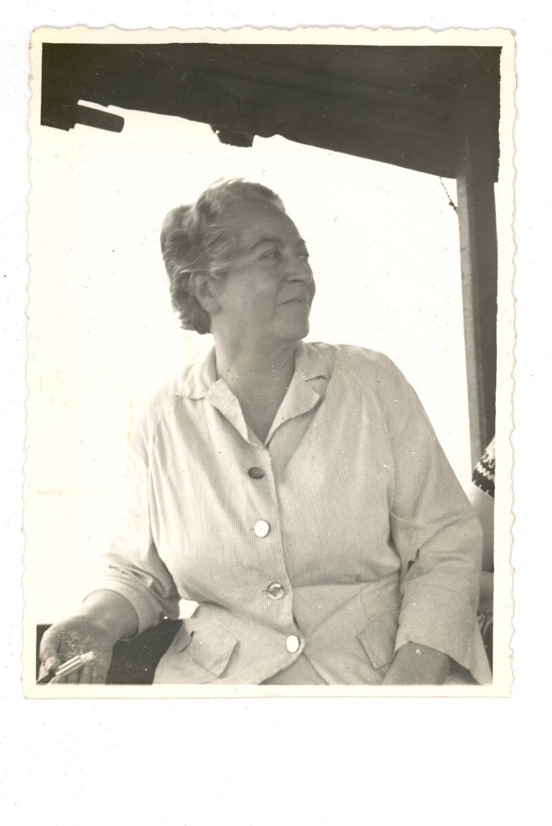 Un día como hoy, en 1951, Gabriela Mistral recibió el Premio Nacional de Literatura, cuyos recursos los destinó a la niñez vulnerable de su valle de Elqui. El Nobel de Literatura lo obtuvo seis años antes. Siempre en su vida fue así, primero la reconoció el mundo, luego su país.