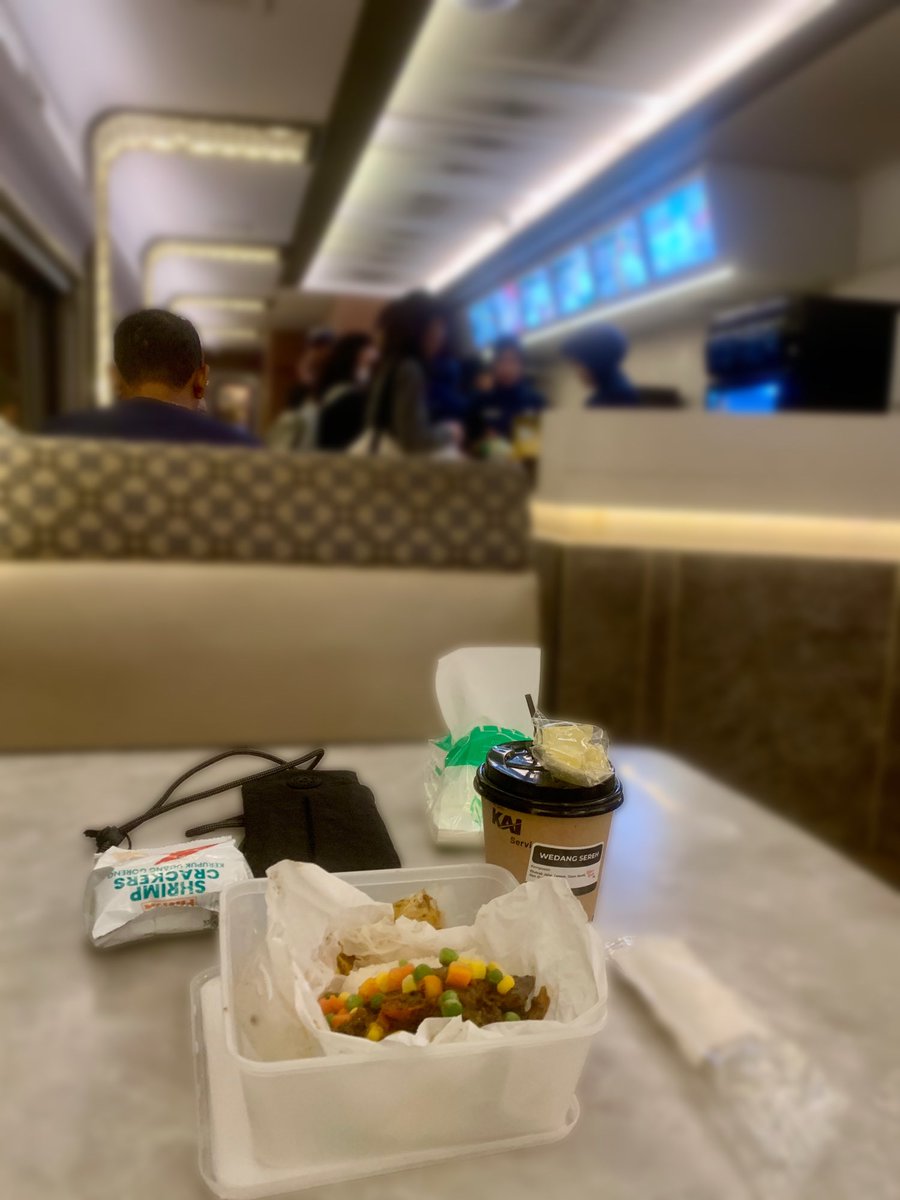 Mari makan dan minum wedang.
Bismillah 🤲🏻
#KulinerKereta
#KeretaIndonesia 
Alhamdulillah 🤲🏻