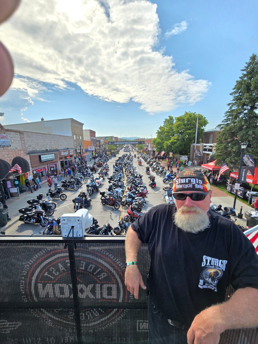 <a href="/NoDMsPerfavore/">Denise 🤌🐾🇮🇹</a> Up here right now 👍