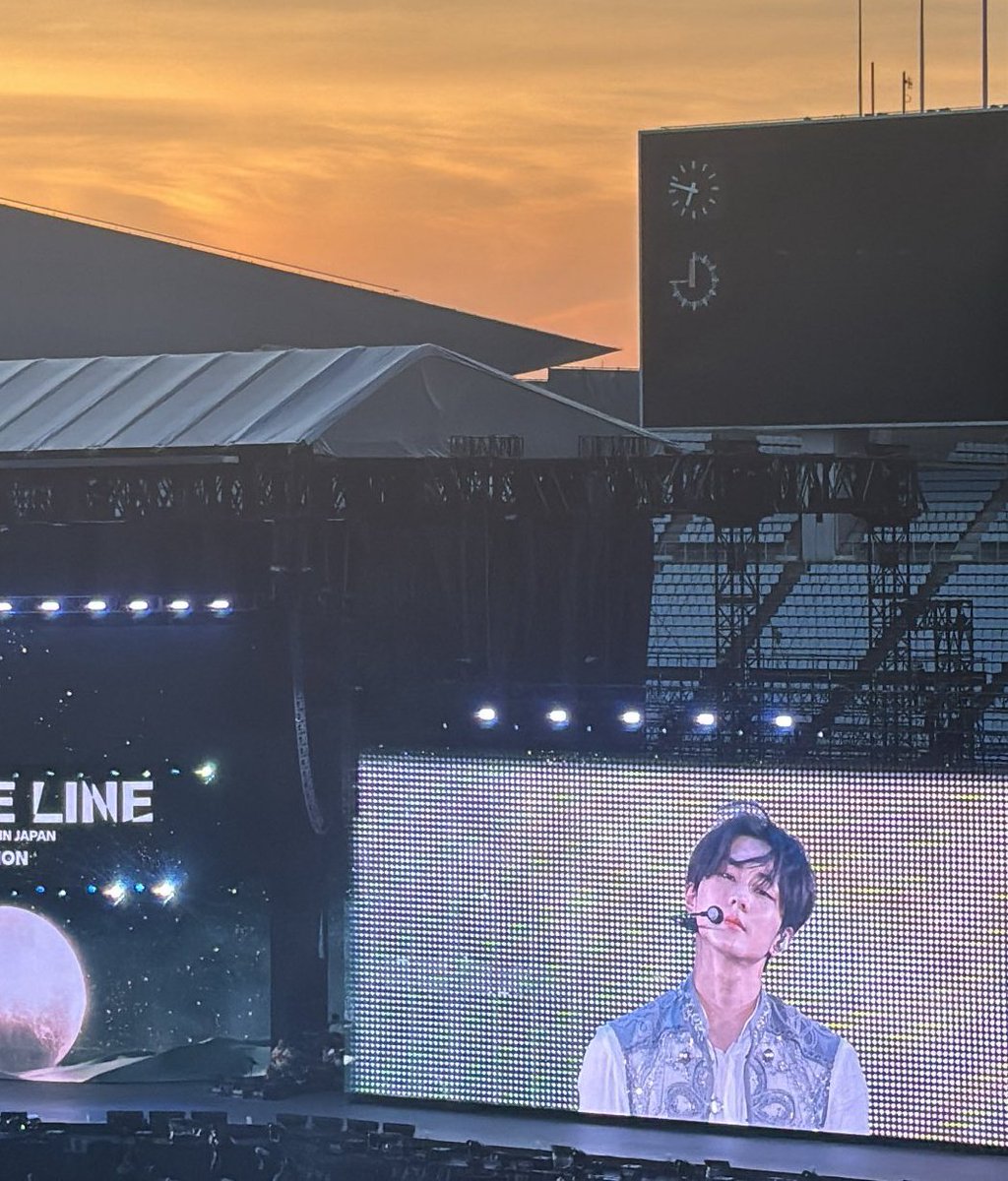 jungwon and sunsets the most beautiful view ♡