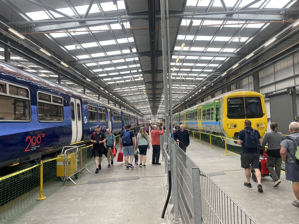 loypass_SCCar's tweet image. 🚈 How you can make an unspectacular EMU spectacular.
@greatestgather #GreatestGathering #class323 #Centro #RegionalRailways #class799 #Hydroflex #Railway200