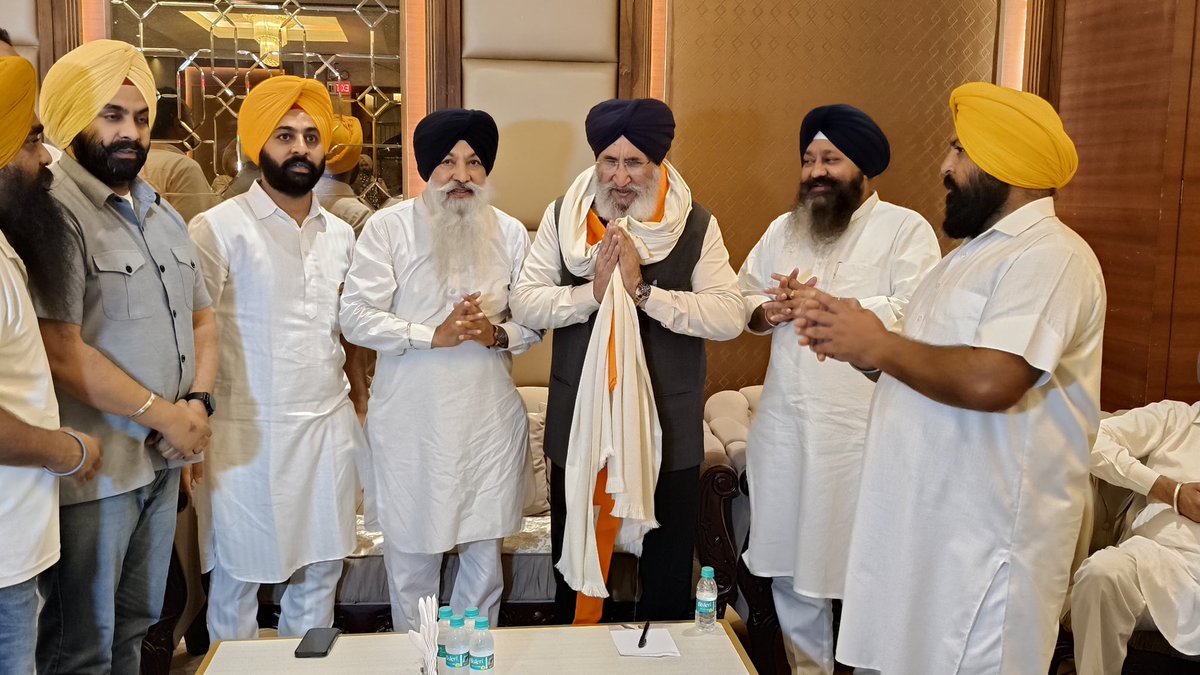 ਅੱਜ ਖਰੜ ਵਿਖੇ ਪਾਰਟੀ ਦੇ ਨੌਜਵਾਨ ਆਗੂ ਸ. ਹਰਜਿੰਦਰ ਸਿੰਘ ਬਲੌਂਗੀ ਅਤੇ ਉਨ੍ਹਾਂ ਦੀ ਸਮੂਚੀ ਟੀਮ ਵੱਲੋਂ ਮੈਨੂੰ ਪਾਰਟੀ ਵਿੱਚ ਫਿਰ ਵੱਡਾ ਮਾਣ ਮਿਲਣ ਤੇ ਪਰਿਵਾਰਕ ਸਮਾਗਮ ਰੱਖਿਆ ਗਿਆ । ਇਸ ਵਿੱਚ ਖਰੜ ਹਲਕੇ ਦੀਆਂ ਵੱਖ ਵੱਖ ਐਸੋਸੀਏਸ਼ਨਾ ਦੇ ਨੁਮਾਇੰਦਿਆਂ ਨੂੰ ਮਿਲਣ ਤੇ ਉਹਨਾਂ ਦੇ ਵਿਚਾਰ ਸੁਣਨ ਦਾ ਮੌਕਾ ਮਿਲਿਆ । ਖਰੜ ਦੇ ਪਾਰਟੀ ਆਗੂਆਂ ਦੇ ਪਾਰਟੀ