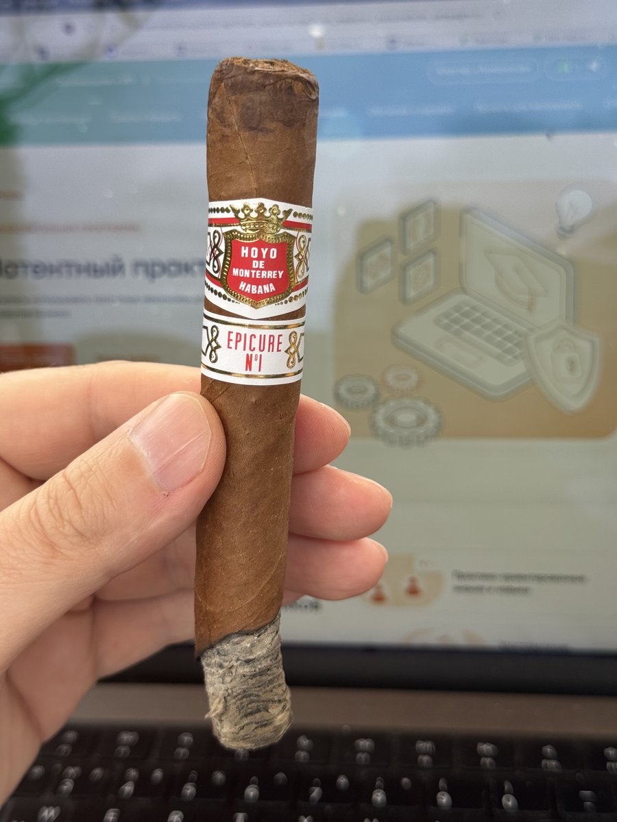 Сегодня наслаждаюсь Hoyo De Monterrey Epicure No. 1 — кубинская классика с орехово-фруктовым стартом, во второй трети раскрывается какао. В прошлый раз друзья уловили специи и перец ближе к финалу. Интересно, почувствую ли их сейчас? #Сигары #HoyoDeMonterrey