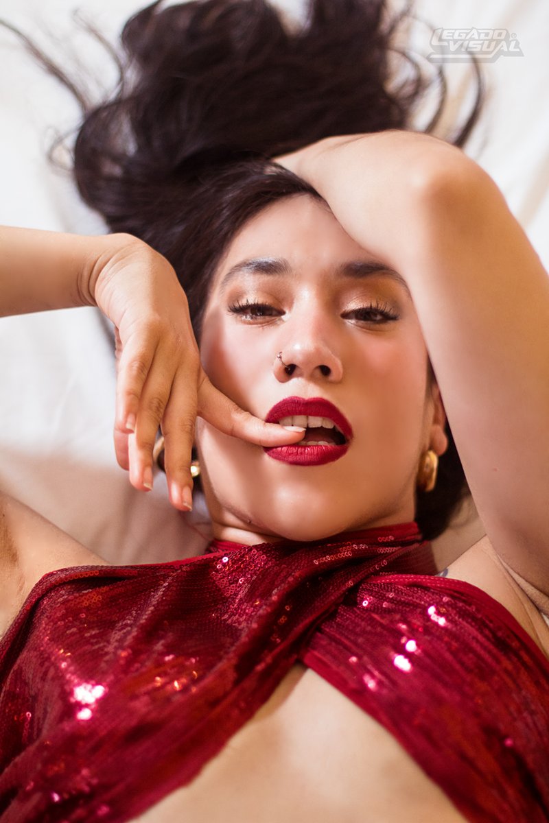 LegadoVisual's tweet photo. Sesión boudoir Red Shot.
📸: Legado Visual.
Modelo: Paupirinola.

¿Te gustaría tener tu propia sesión de retrato, cosplay, danza o book? Manda DM!

#Paupirinola #legadovisual #Redshot #burlesque #showburlesque #cabaret #showgirl #freedaysunday #dulceelixir #boudoir https://t.co/23CkapqI0f