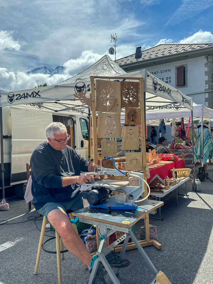 Retour en images sur la Fête de Saint-Nicolas de Véroce ☀️🎉

Animations, marché artisanal, ateliers, danses et repas champêtre étaient au rendez-vous. Un grand merci à toutes et à tous pour cette magnifique journée ! 😍